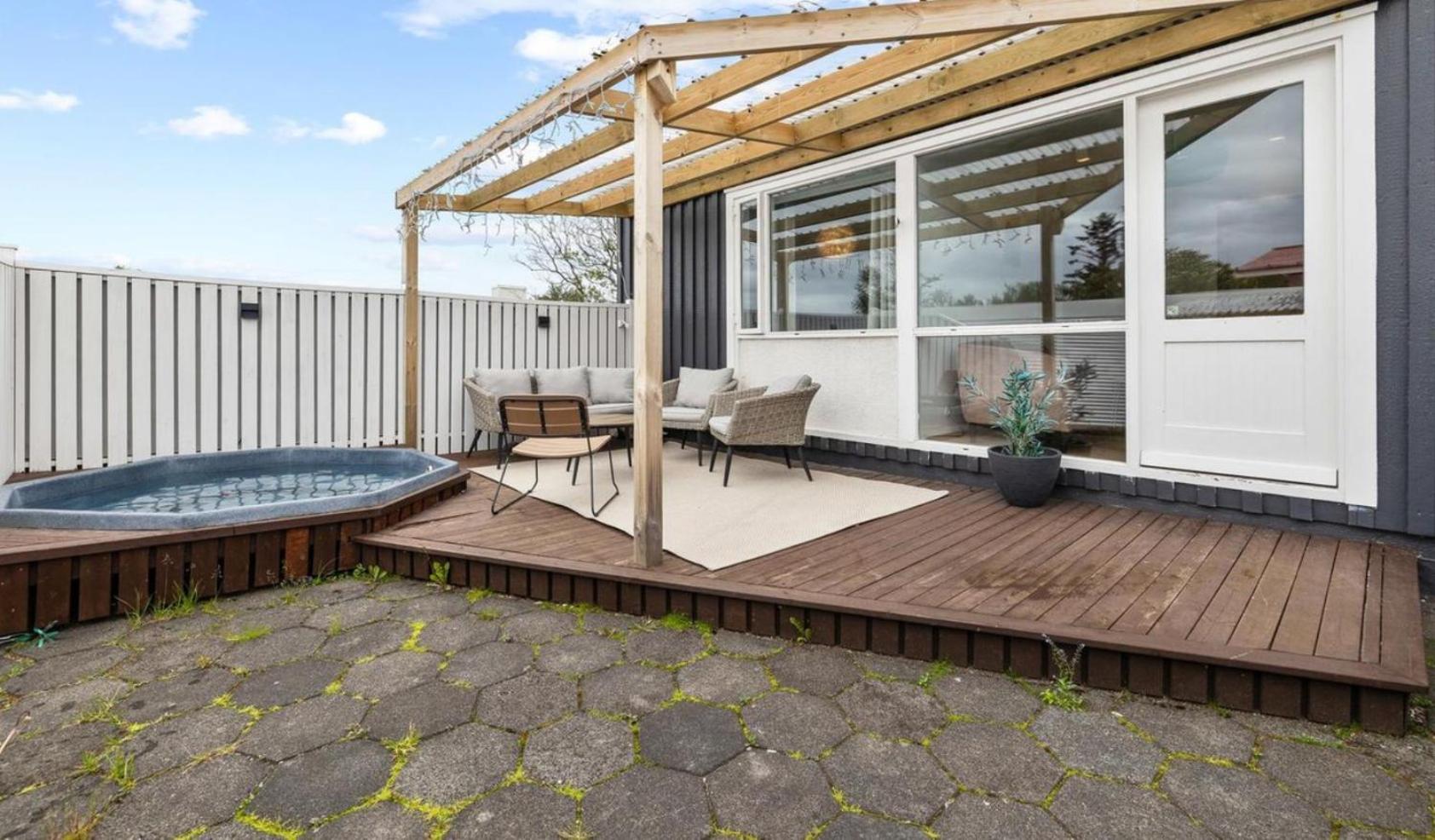 House - Villa With Garden And Hot Tub, 2 Min From Reykjavik Garthabaer Eksteriør bilde